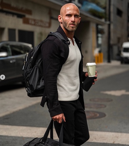 Travel dating photo style